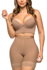 - Panty SMI04024 Ultrainvisible con triple realce y talle medio
- Vista posterior del panty moldeador media pierna SMI04024
- Detalle de encaje en piernas y compresión abdominal del SMI04024
